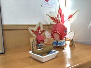 飾り棚の金魚置物  