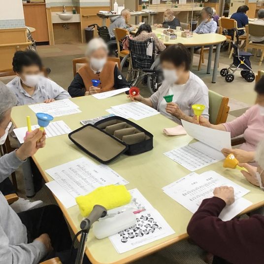 ハンドベル演奏を楽しむ居室