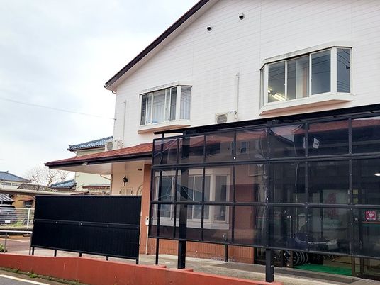 白い建物の外観  