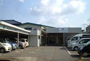駐車場と建物
