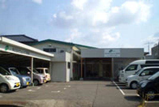 駐車場と建物