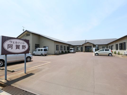 広い駐車場のある外観