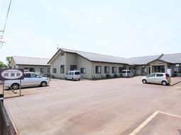 広々とした駐車場のある建物