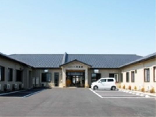 広々とした駐車場と建物