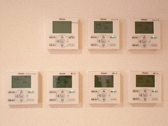 調整可能なエアコンのパネル
