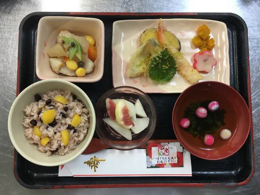 配膳された和食の一例