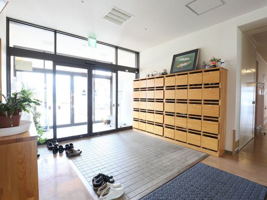明るいエントランスの様子