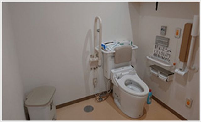清潔感あるトイレ トイレ 白を基調とした清潔なトイレです。手すりも設置されており、安全に使用できます。
