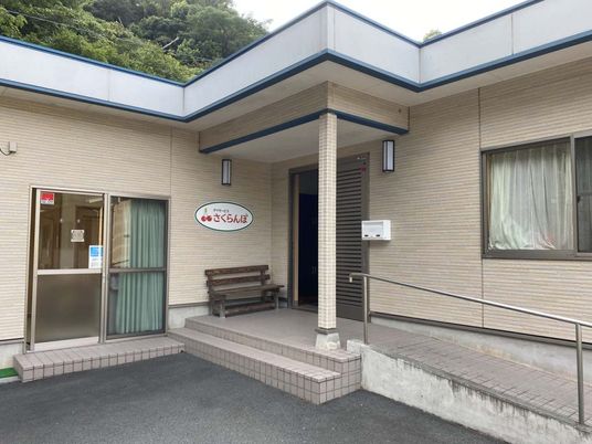 優しい看板の外観
