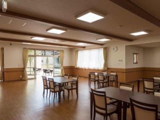 明るい食堂の一角 食堂 広々とした明るい食堂で、ゆったりとした時間を過ごすことができます。窓からは自然光が差し、温もりあふれる雰囲気です。