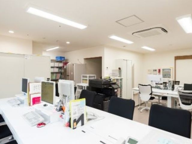 整理されたオフィス空間 スタッフルーム 清潔感のあるスタッフルームです。ここで利用者さまのサポート計画などを丁寧に策定しています。