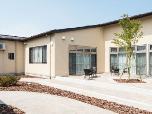 明るい庭付きの居室 中庭 広々とした居室の前には小さな庭があり、アウトドア家具でリラックスすることができます。お仕事中の癒しのひとときに最適な空間です。