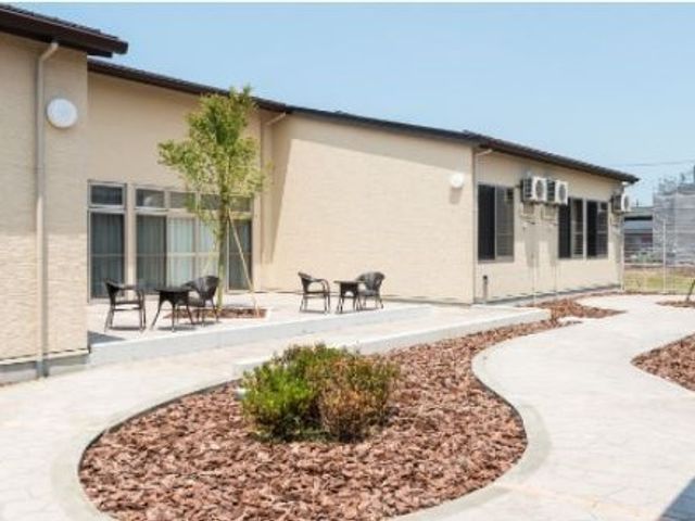 快適な中庭がある施設 中庭 施設外の中庭には、リラックスできる座席が整えられ、穏やかな時間を過ごすことができます。周囲は開放的で、心地の良い空間を演出しています。
