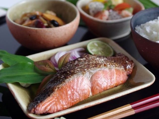 和食の健康的な料理 食事 栄養バランスを考えた和食の一皿が皆様の食卓を彩ります。お食事を通して心も体も豊かに。