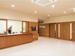 応接スペースの明るい風景