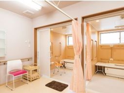 明るい居室の様子