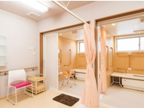 明るい居室の様子