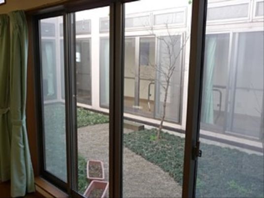 緑を望む居室窓