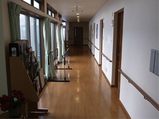 廊下の手すりと窓