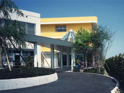 緑豊かな建物外観