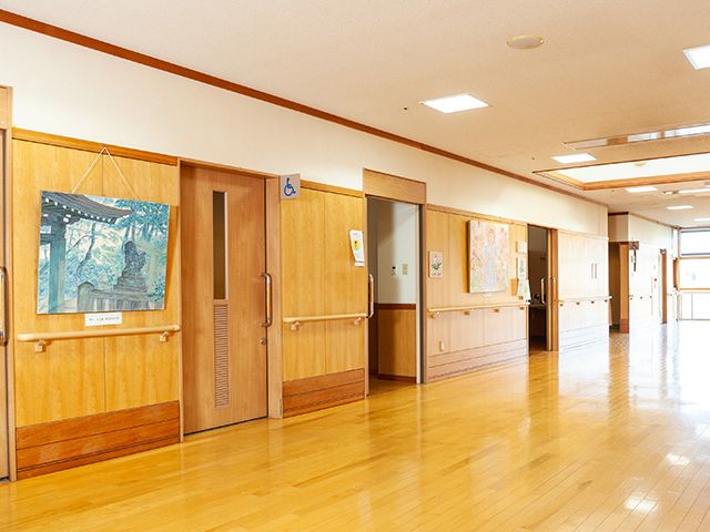 明るい廊下 廊下 自然光が差し込む明るい廊下で、心地よい移動が可能です。安全が考慮された手すりも設置されています。