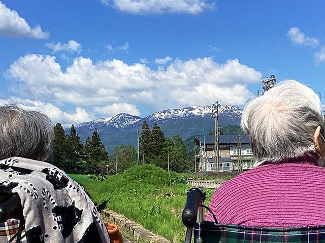 景色を楽しむ二人 庭 自然を感じられる穏やかな環境です。利用者がリラックスして過ごせます。