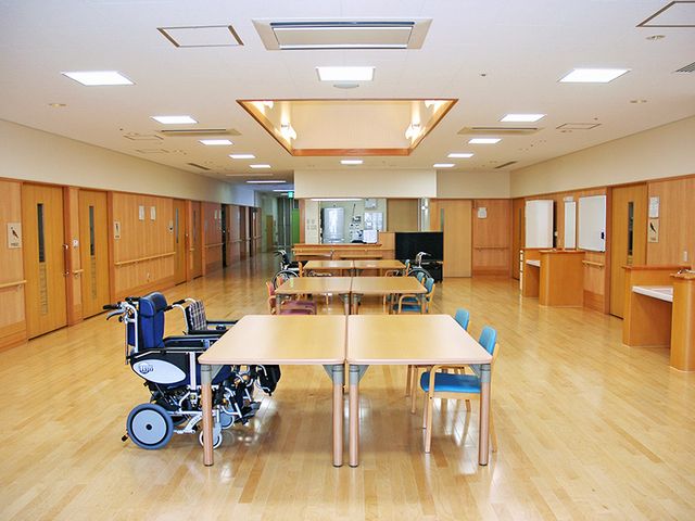 明るい共有スペース ラウンジ 広々としたラウンジは自然光が心地よく入っています。車椅子でもゆったりと過ごせる設計です。