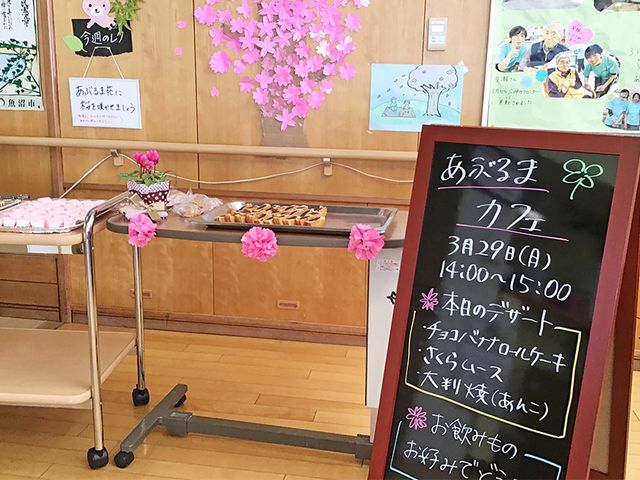 イベント案内の掲示物 掲示物 春を感じるデザートが並ぶイベントは、和やかな雰囲気が漂い、楽しいひとときを提供します。