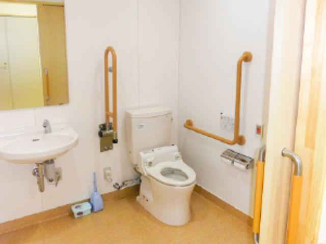 手すり付きトイレ トイレ 手すり付きで安心できるトイレです。介助が必要な方にも優しい設計になっています。