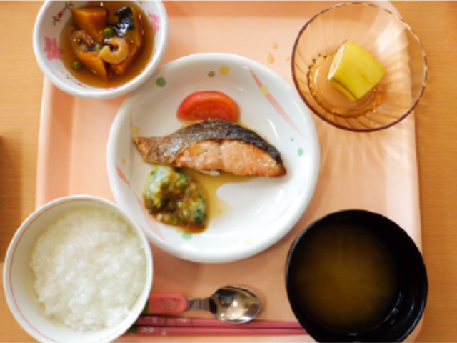 栄養バランスの取れた食事 食堂 バランスの良い食事が提供されており、栄養面でもサポートがあります。美味しい食事を楽しめます。