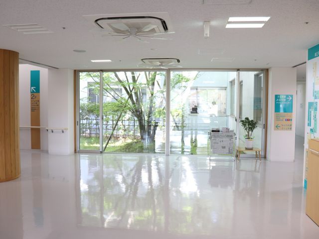 自然光が差し込む室内 内観 広々とした明るい空間で、自然光が差し込む気持ちの良い室内です。外の緑も見え、リラックスできます。