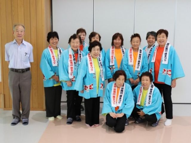 笑顔の高齢者グループ室内 内観 和やかな雰囲気の中で、笑顔の高齢者が集まるコミュニティスペースです。温かみのある交流が楽しめます。