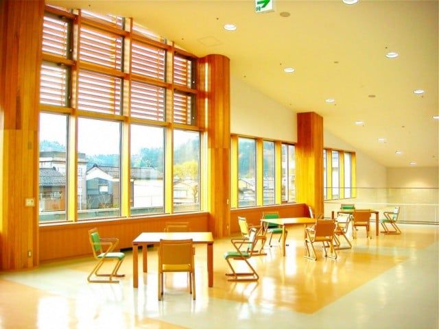 自然光あふれる広間 ラウンジ 自然光がたっぷり入る明るい広間です。椅子に座りながらリラックスできるスペースです。