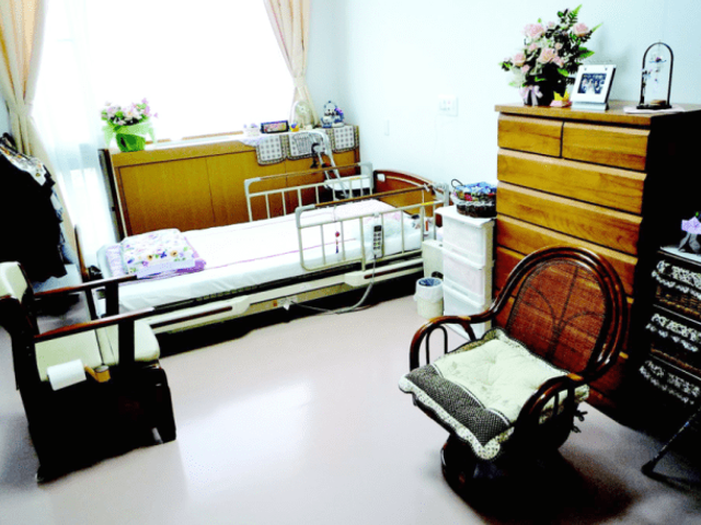 明るく整った居室 居室 明るい日差しが差し込む居室で、家具やベッドが機能的に配置されています。