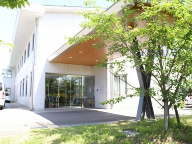 軽やかな光に包まれた外観 外観 広々としたエントランスは、明るい日差しが差し込み、心地よい空間になっています。