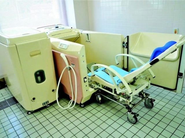先進的な設備の浴室 浴室 広々とした浴室には、快適な入浴をサポートする機器が備えられています。自然光が差し込む空間です。