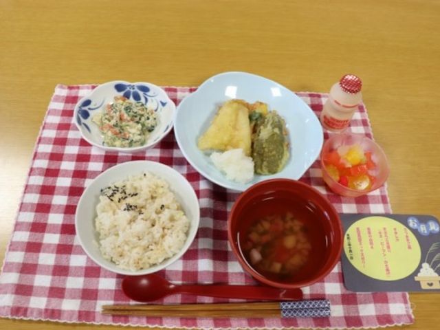 ヘルシーな和定食の料理 料理 食事はバランスのとれた和定食で、栄養を考慮した献立です。温かみのある木製テーブルで楽しめます。