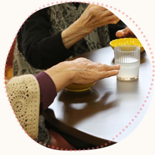 飲み物を楽しむ様子