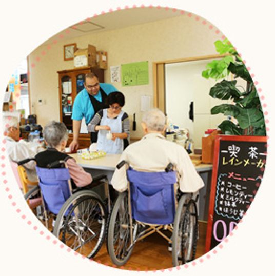 人々と交流するラウンジ