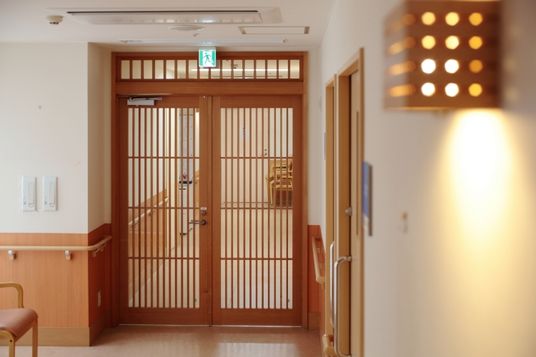 和の雰囲気が漂う扉