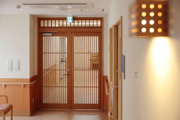 和の雰囲気が漂う扉