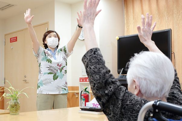元気な体操を行うラウンジ