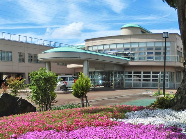 鮮やかな花の庭 外観 広がる花壇が特徴的で、施設の周囲は心穏やかに過ごせる環境です。