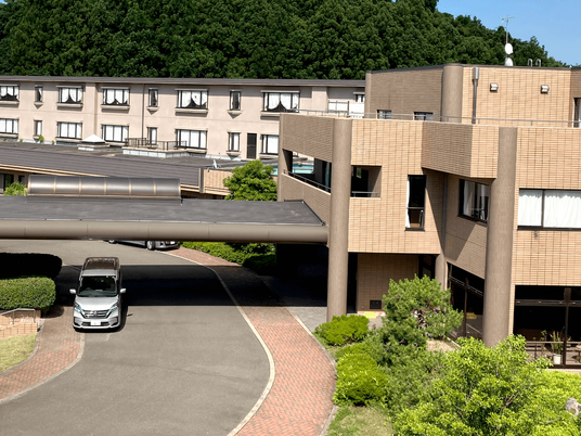 外観と車寄せの建物  