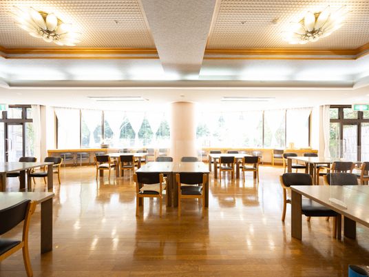 光が差し込む広い食堂