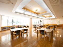 自然光あふれる食堂