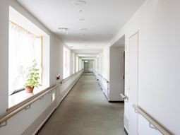 手すり付きの長い廊下