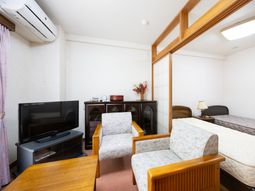 落ち着いた家具が揃う居室