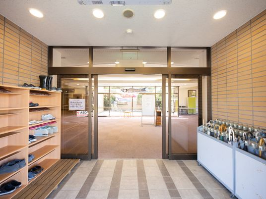 開放的なエントランス