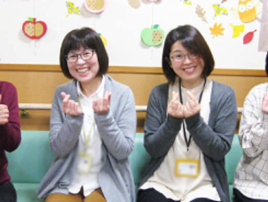 笑顔のスタッフの休憩室